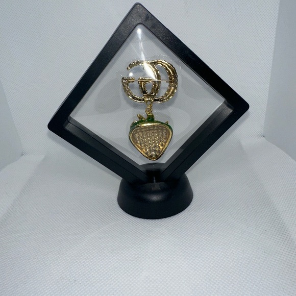 Brooch Gold GG Logo with Green Strawberry 🍓 Charm Absolutely Stunning 🤩 - Picture 4 of 7